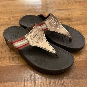 TheraShoe Sandals Thongs Womens size 8 brown with gold and red logo/strap